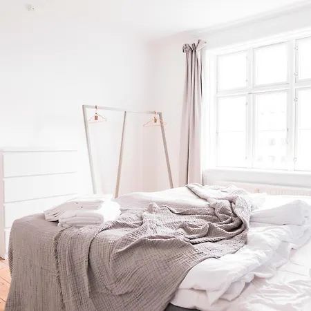 Beautiful 2-bed With Large Balcony Apartment