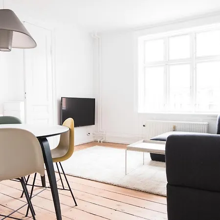 Apartment Beautiful 2-bed With Large Balcony *
