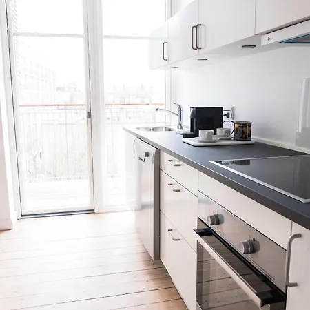 Beautiful 2-bed With Large Balcony *