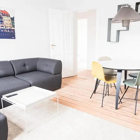 Beautiful 2-bed With Large Balcony